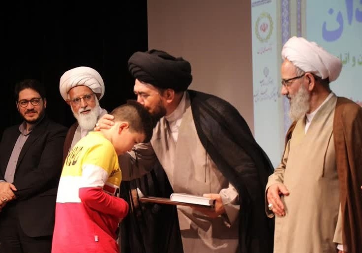 اعطاء جوائز به برگزیدگان