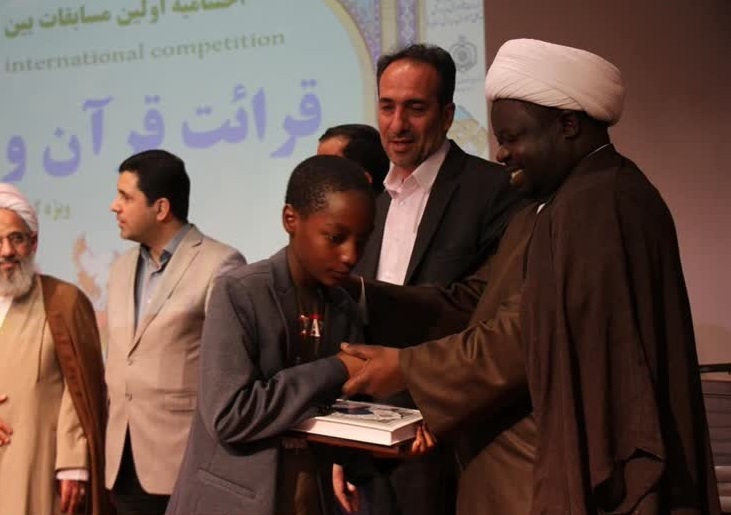اعطاء جوائز به برگزیدگان