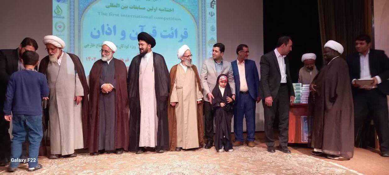 اعطاء جوائز به برگزیدگان