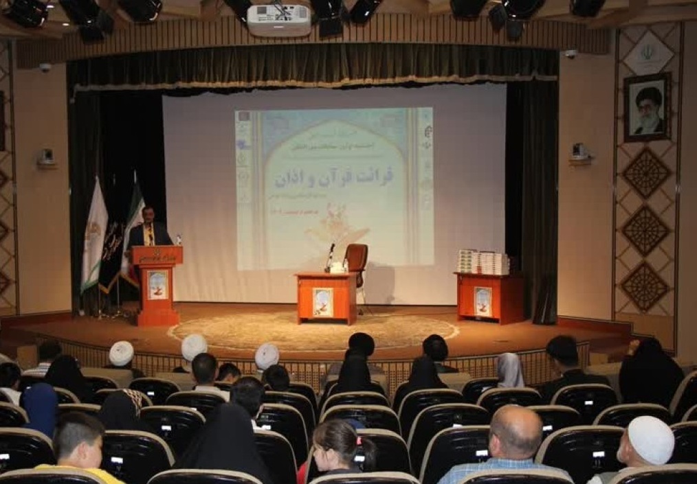 سخنرانی دکتر نائیج، مدیر عامل موسسه ساتیا و رئیس برگزاری مسابقات