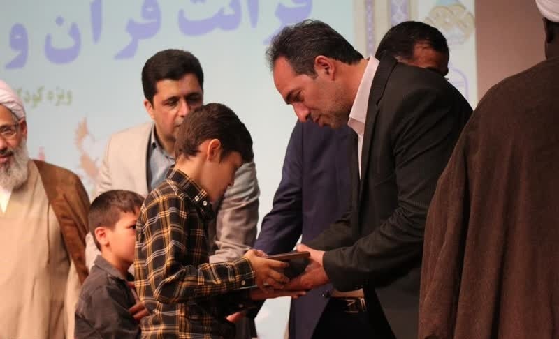 اعطاء جوائز به برگزیدگان