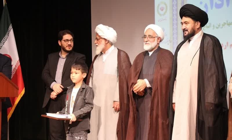 اعطاء جوائز به برگزیدگان