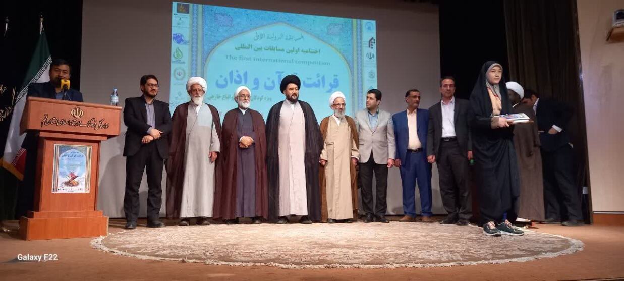 اعطاء جوائز به برگزیدگان