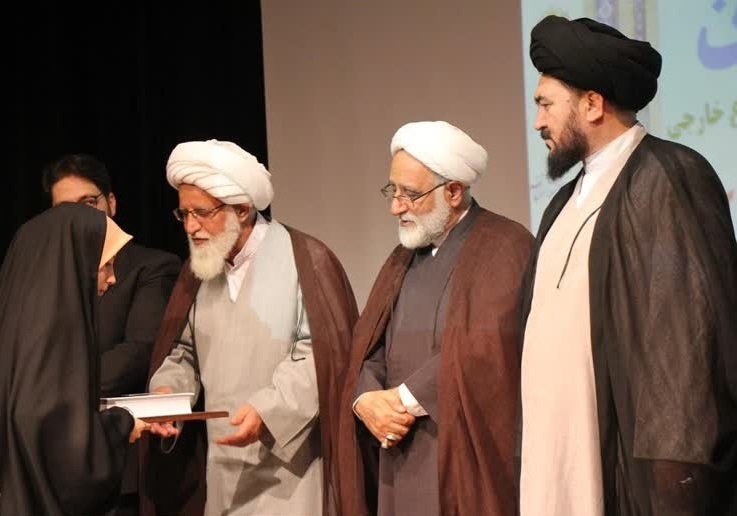 اعطاء جوائز به برگزیدگان