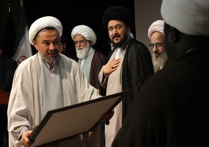 اهدای هدایا به خادمین قرآنی