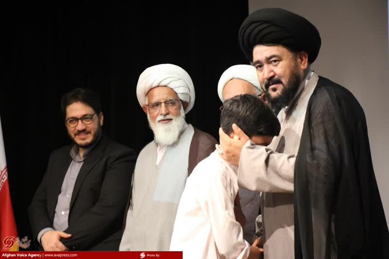اعطاء جوائز به برگزیدگان