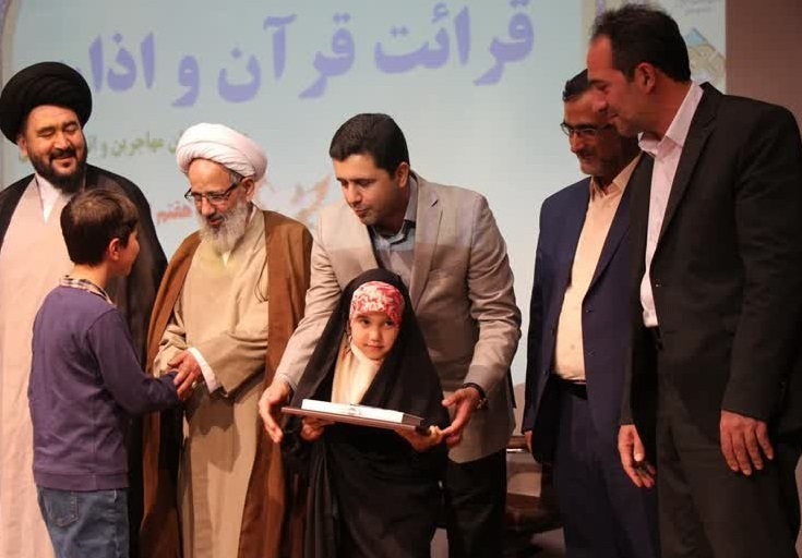 اعطاء جوائز به برگزیدگان