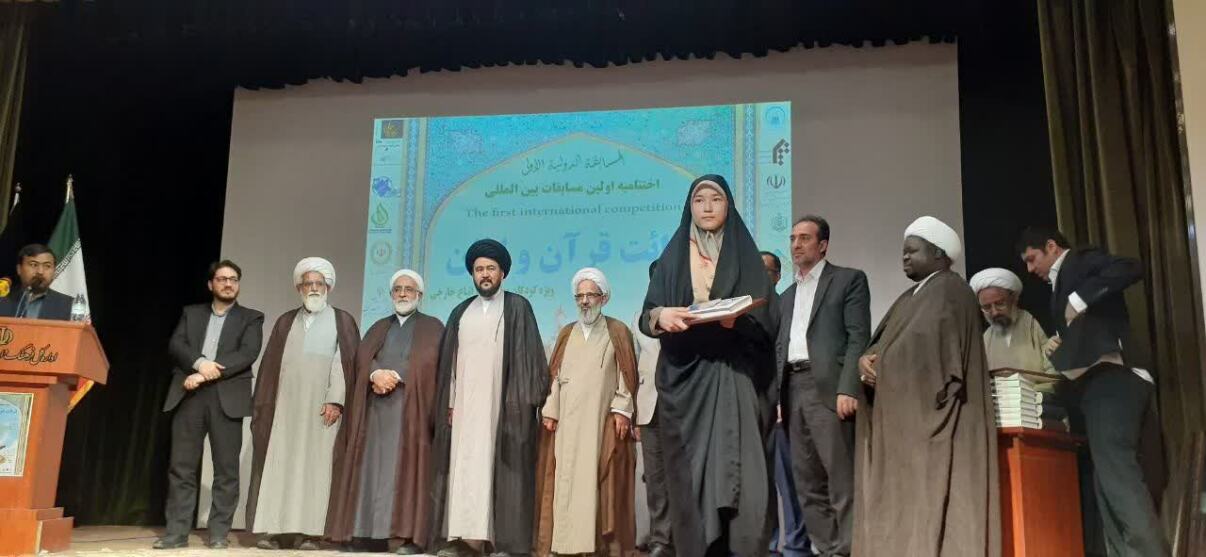 اعطاء جوائز به برگزیدگان