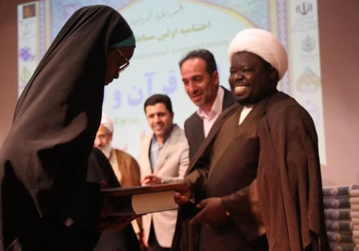 اعطاء جوائز به برگزیدگان