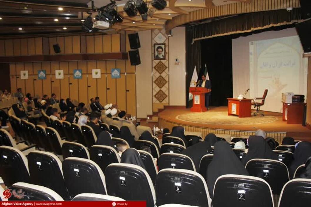 سخنرانی دکتر نائیج، مدیر عامل موسسه ساتیا و رئیس برگزاری مسابقات